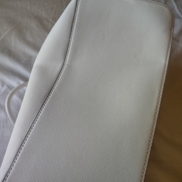 Betsey Johnson White Purse Floral Print Interior w/ Large Bow - Picture 4 of 15